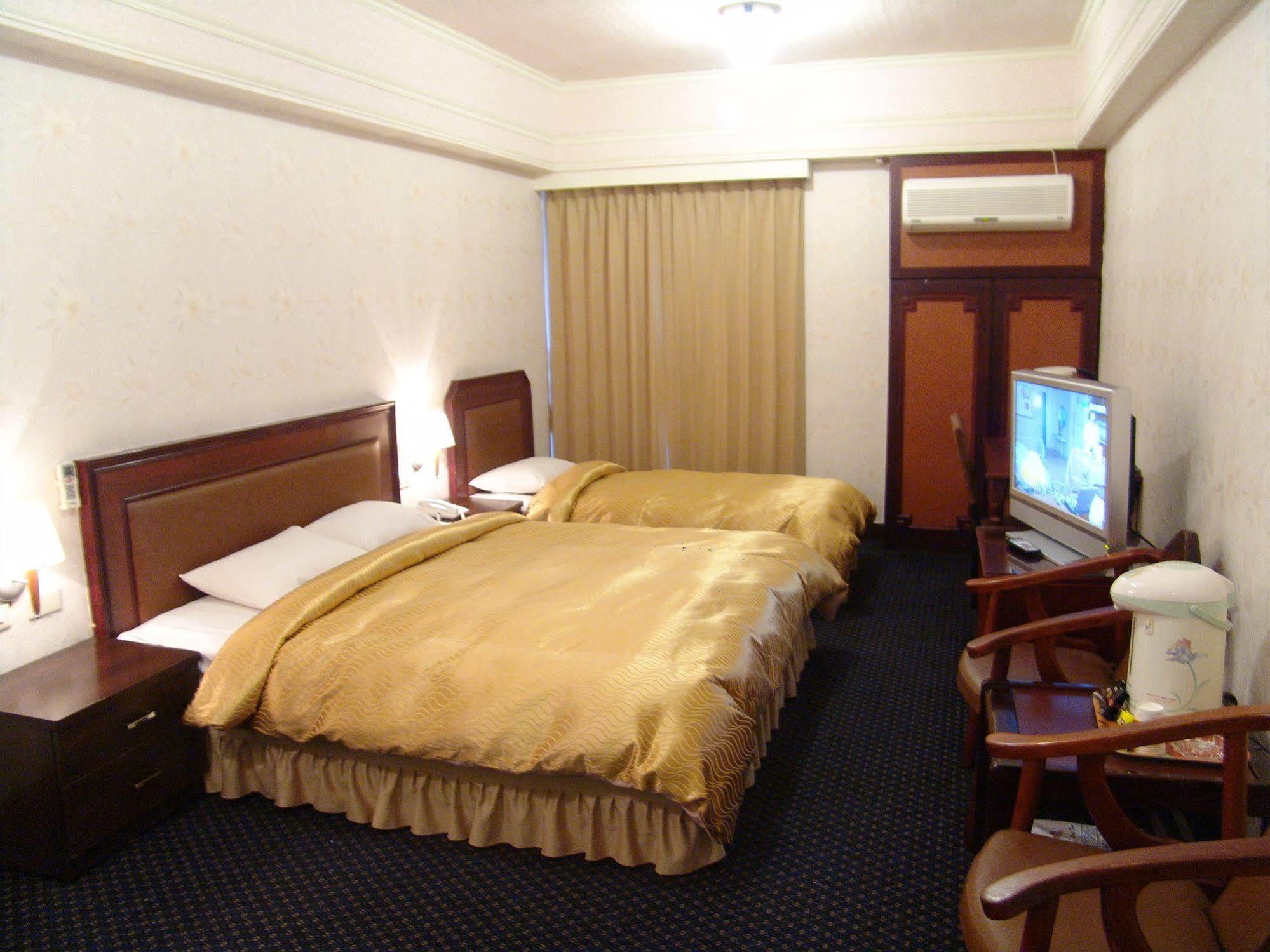 Sin Fu Business Hotel Taichung Exteriör bild